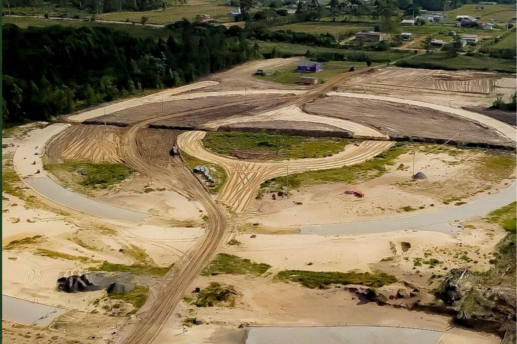 Vista aérea das obras de terraplanagem e vias do Flórida Parque I