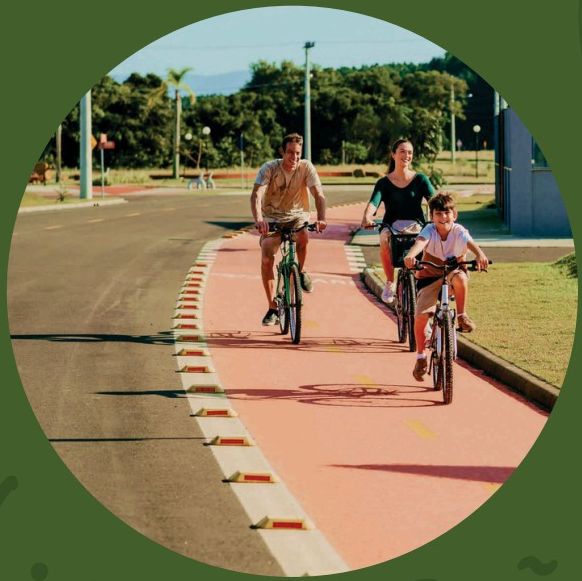 Família pedalando na ciclovia do bairro planejado